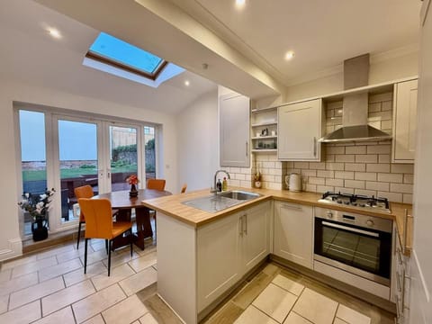 Private 2BR house, Cheltenham Centre & Parking House in Cheltenham