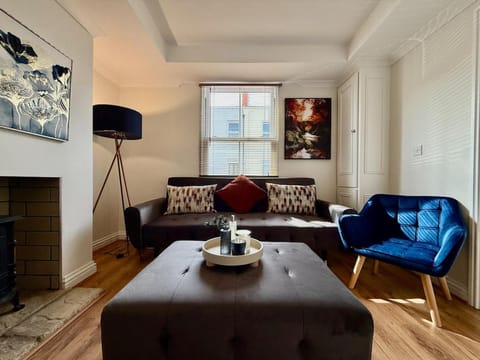 Private 2BR house, Cheltenham Centre & Parking House in Cheltenham