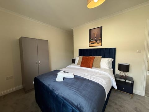 Private 2BR house, Cheltenham Centre & Parking House in Cheltenham