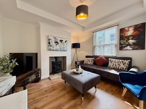 Private 2BR house, Cheltenham Centre & Parking House in Cheltenham