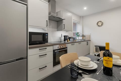 Coffee/tea facilities, Decorative detail, Dining area, dishwasher, internet, microwave, oven, stove, toaster, kitchen