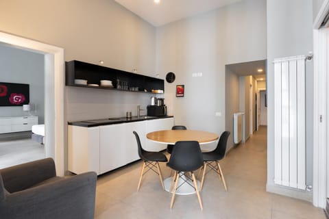 Coffee/tea facilities, Kitchen or kitchenette, Living room, Seating area, Dining area