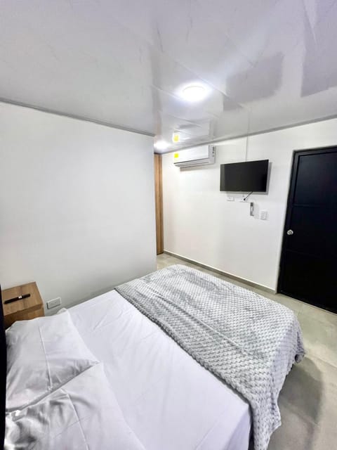 Bed, TV and multimedia, Photo of the whole room, Bedroom, air conditioner