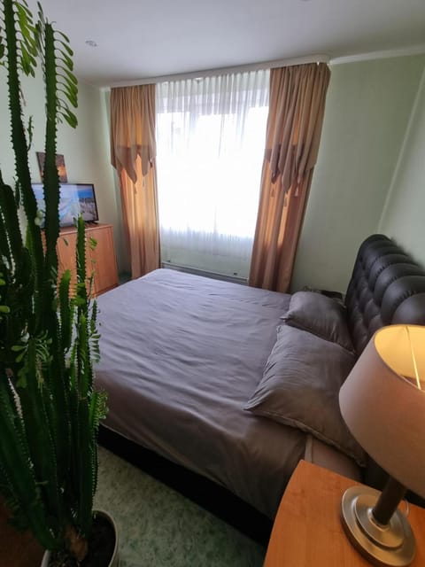 Bed, TV and multimedia, Bedroom, wardrobe
