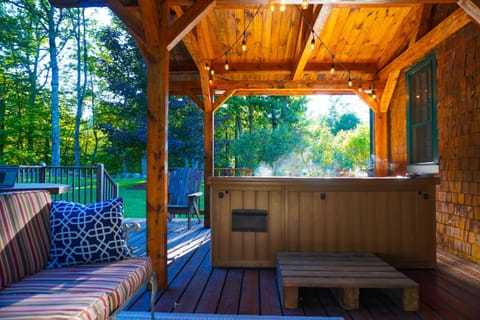 Hot Tub, Seating area