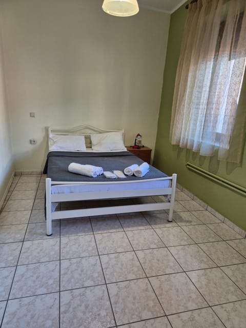 Bed, Living room, Photo of the whole room, Bedroom, towels