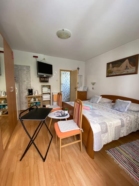 Bed, TV and multimedia, Bedroom, towels