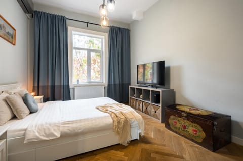 Bed, TV and multimedia, Photo of the whole room, Bedroom