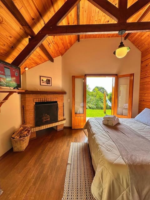 Bed, Natural landscape, TV and multimedia, Photo of the whole room, Bedroom, fireplace