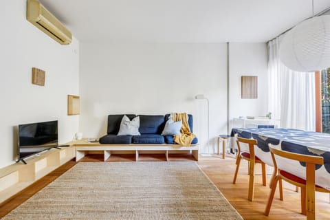 TV and multimedia, Living room, Seating area, Dining area, air conditioner