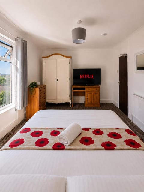 Photo of the whole room, Bedroom