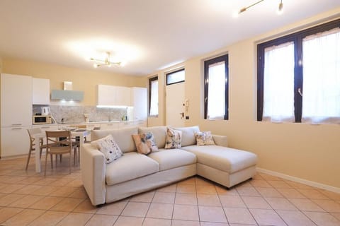 Tower & Lake Holiday Apartment in Province of Brescia