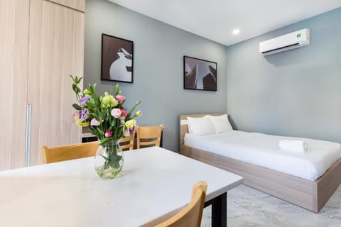 Bed, Photo of the whole room, Seating area