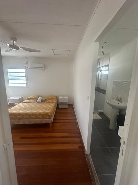 Shower, Toilet, Bed, Bathroom, Bedroom, towels
