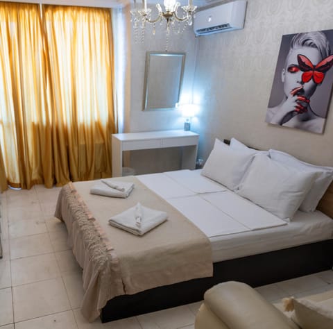 Bed, Photo of the whole room, Seating area, Bedroom, towels, air conditioner