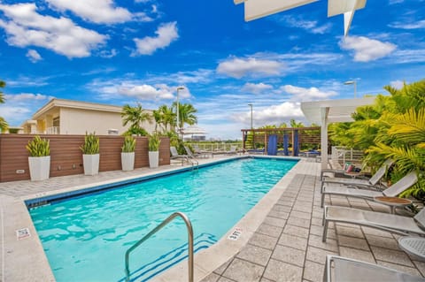 Swimming pool, sunbed