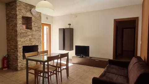 Communal lounge/ TV room, TV and multimedia, Living room, Seating area, Dining area, Evening entertainment