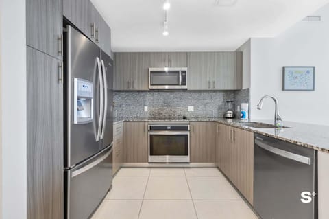 Modern 1BR in Downtown Doral - Free Parking and Wellness Amenities House in Doral