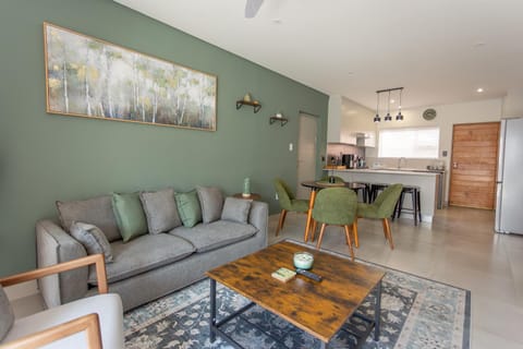 Kitchen or kitchenette, Living room, Seating area, Dining area