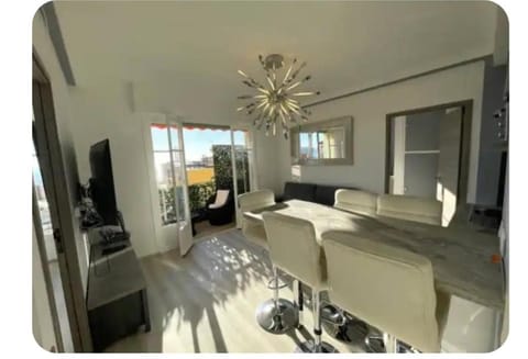 Communal lounge/ TV room, TV and multimedia, Kitchen or kitchenette, Living room, Dining area, Evening entertainment