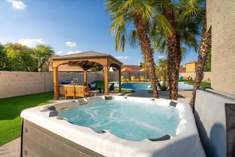 Sleeps 16 Sport Court Heated Pool Putt Putt House in Glendale