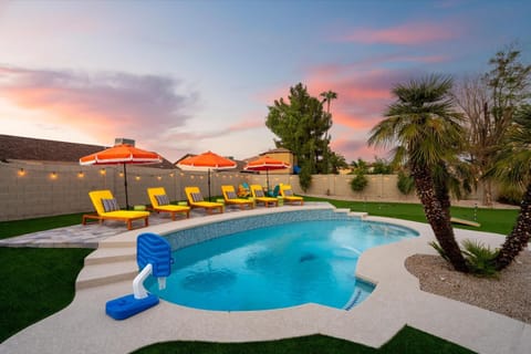 Sleeps 16 Sport Court Heated Pool Putt Putt House in Glendale