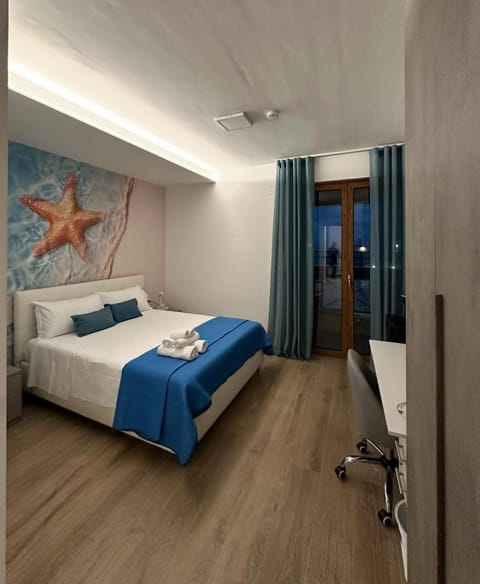 Bed, People, TV and multimedia, Photo of the whole room, Bedroom, City view, Quiet street view
