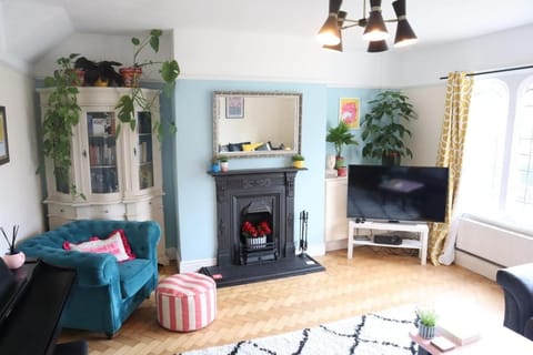 Communal lounge/ TV room, TV and multimedia, Living room, Seating area, Evening entertainment