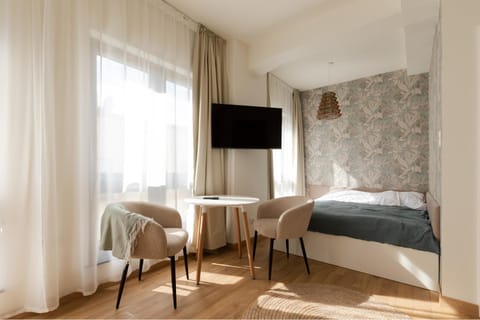 Bed, TV and multimedia, Photo of the whole room, Bedroom