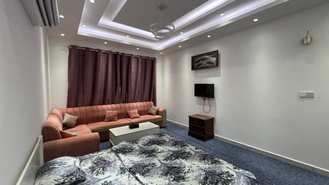 Bed, TV and multimedia, Living room, Photo of the whole room, Seating area, Bedroom