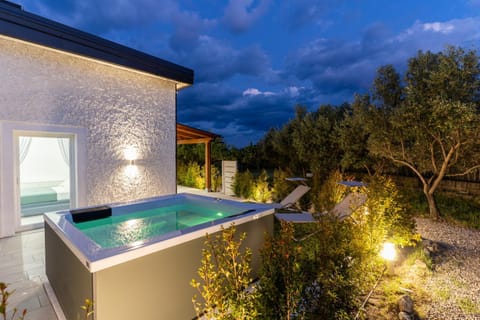 Natural landscape, Garden, Hot Tub, sunbed
