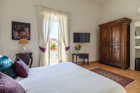 Bed, TV and multimedia, Balcony/Terrace, Photo of the whole room, Bedroom, wardrobe