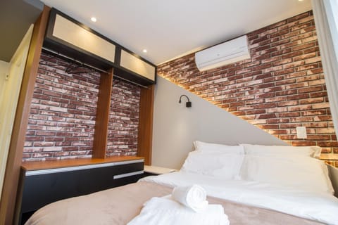 Bedroom, locker, air conditioner