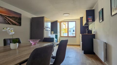 Kitchen or kitchenette, Dining area