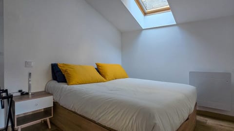 Bed, Photo of the whole room, Bedroom