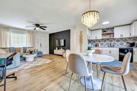 Kitchen or kitchenette, Living room, Seating area, Dining area, pet friendly