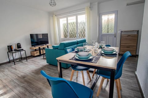 TV and multimedia, Living room, Dining area