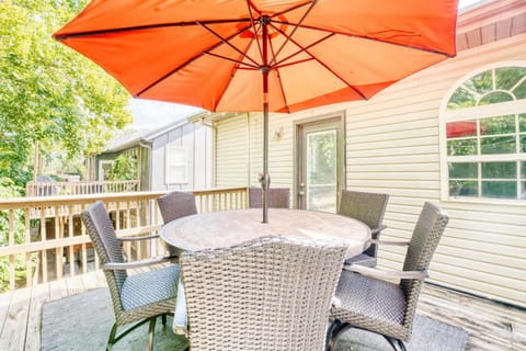 Spacious Modern Retreat with Game Room & Fire Pit near Trails House in Rogers