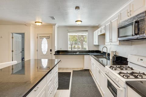 Between LA and Orange County Quiet Getaway with Patio House in Downey