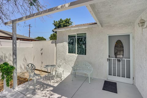 Between LA and Orange County Quiet Getaway with Patio House in Downey