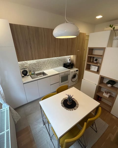 Kitchen or kitchenette, Dining area, dryer