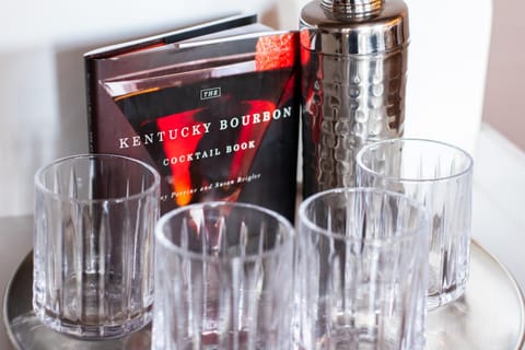 Hollyhock Suite 501: 4 bed/2 bath with soaking tub Apartment in Louisville