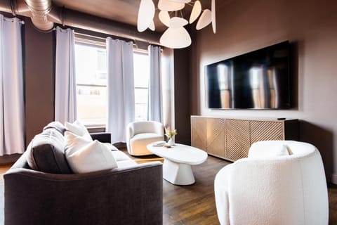 TV and multimedia, Living room, Seating area, Evening entertainment