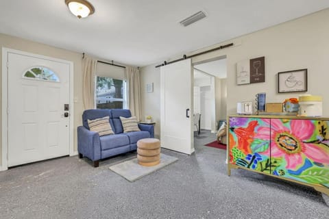 Living room, Photo of the whole room, Seating area