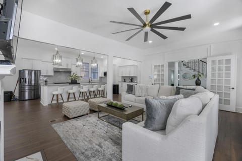 Family-Friendly 5BR | Sleeps 15 | 3 mins Downtown! House in Montgomery