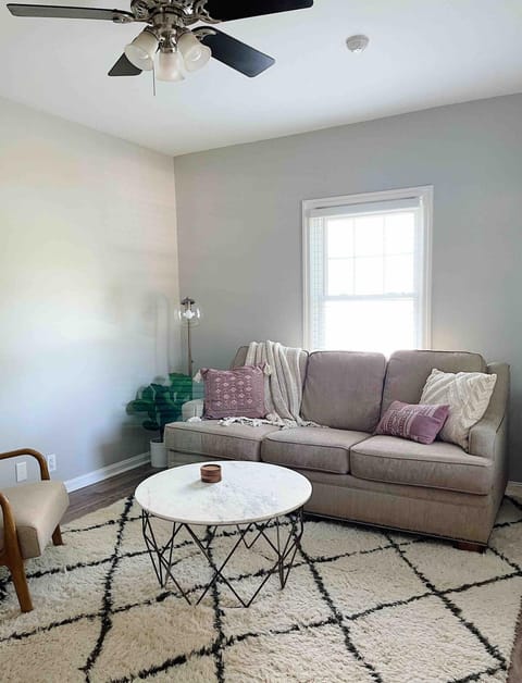 UE Bungalow 1 mile downtown, Home away from home House in Evansville