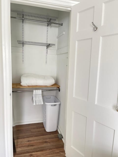 UE Bungalow 1 mile downtown, Home away from home House in Evansville