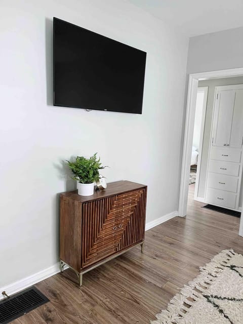 UE Bungalow 1 mile downtown, Home away from home House in Evansville