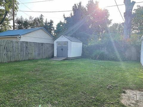 UE Bungalow 1 mile downtown, Home away from home House in Evansville