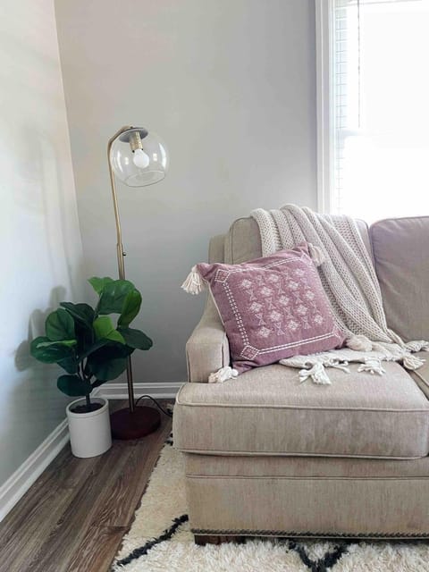 UE Bungalow 1 mile downtown, Home away from home House in Evansville